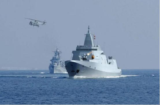 黄海海域接连传出震天轰鸣！中国055万吨大驱强势击溃来袭无人机集群，硬核实力狠狠
