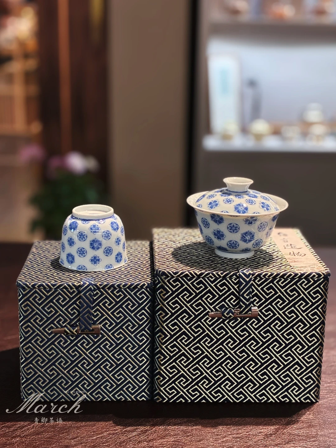 宝相承雅韵，青花伴茶香。