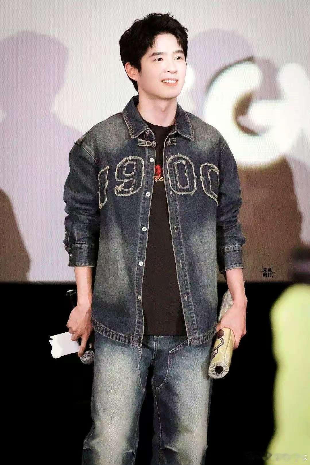 刘昊然重庆路演被送辣椒花  重庆粉丝太会玩了！送的辣椒花暗藏玄机，昊然弟弟收到时