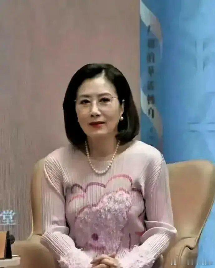 你敢相信这是快80岁的汪明荃？看起来好像40岁，这状态真好 