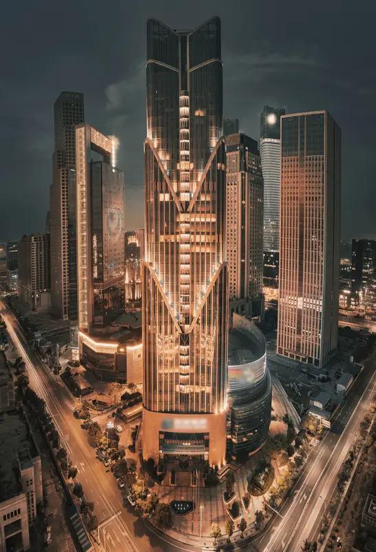 浙金中心百亿危机真相浮出水面。它如今是民营控股的混合所有制企业，却曾以“国资背景