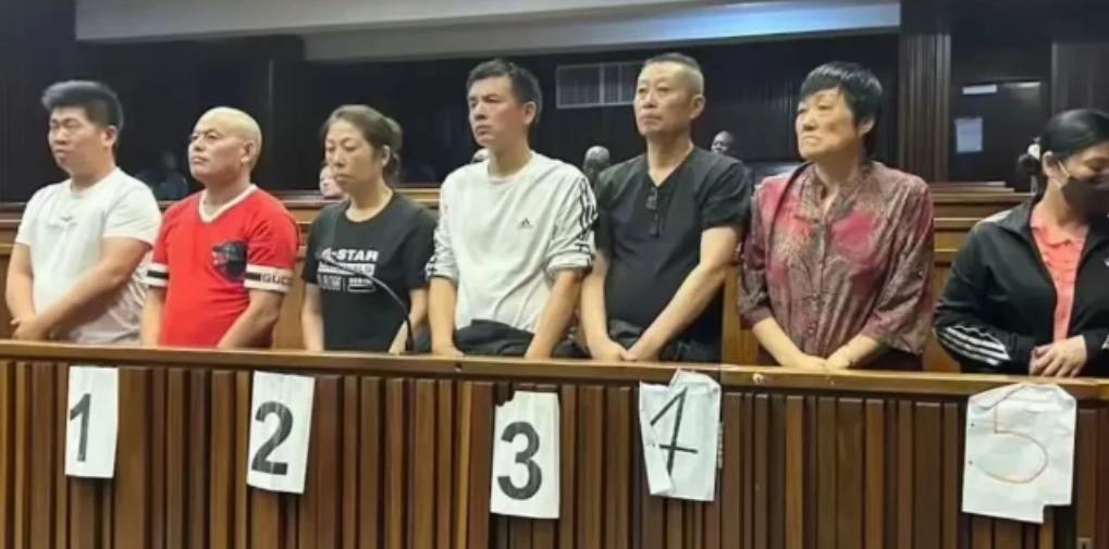 看到这七个中国人在南非的所作所为，真的很震惊!这七个人在南非开羽绒被套工厂，竟然