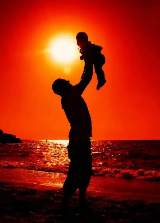 我认为，
父母对孩子最大的托举，
不是拼命赚钱，
为孩子提供优渥的物质条件。
而