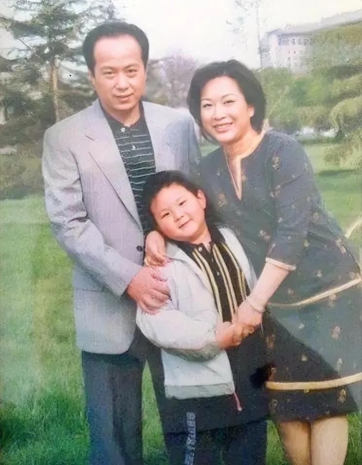 2002年，罗京的全家福，照片中的人是他的妻子刘继红、儿子罗疏桐，那时候的他们一