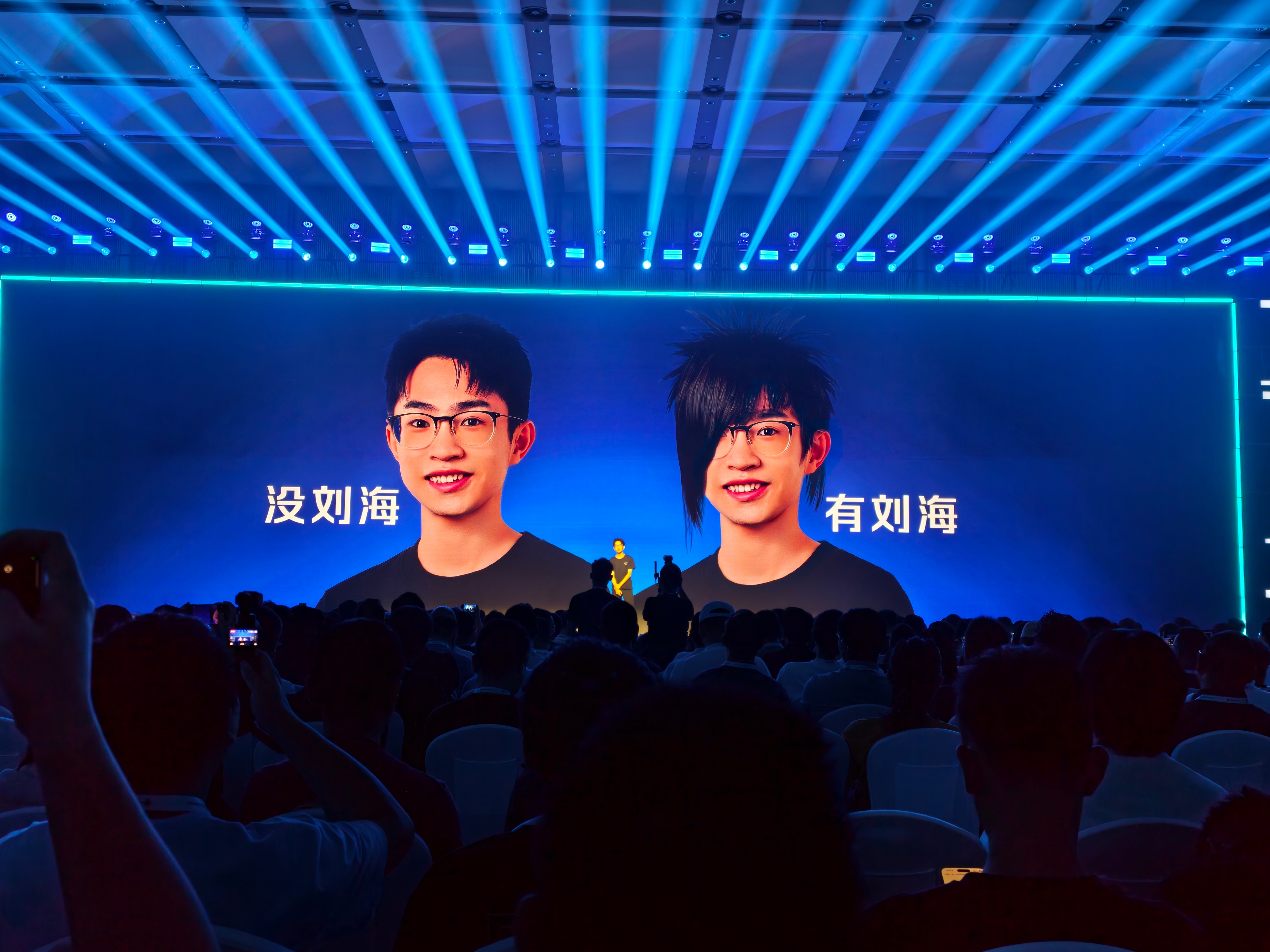 感受一下有刘海的何同学和秃头的何同学 ​​​