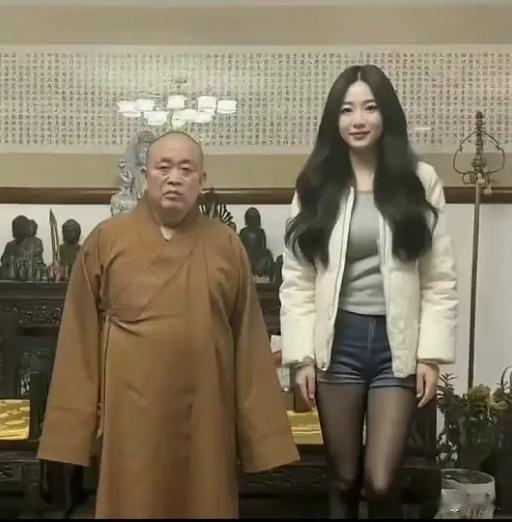 释永信真有人格魅力，很多美女都找他合影。面对穿着丝袜的大长腿小姐姐，释永信控制欲