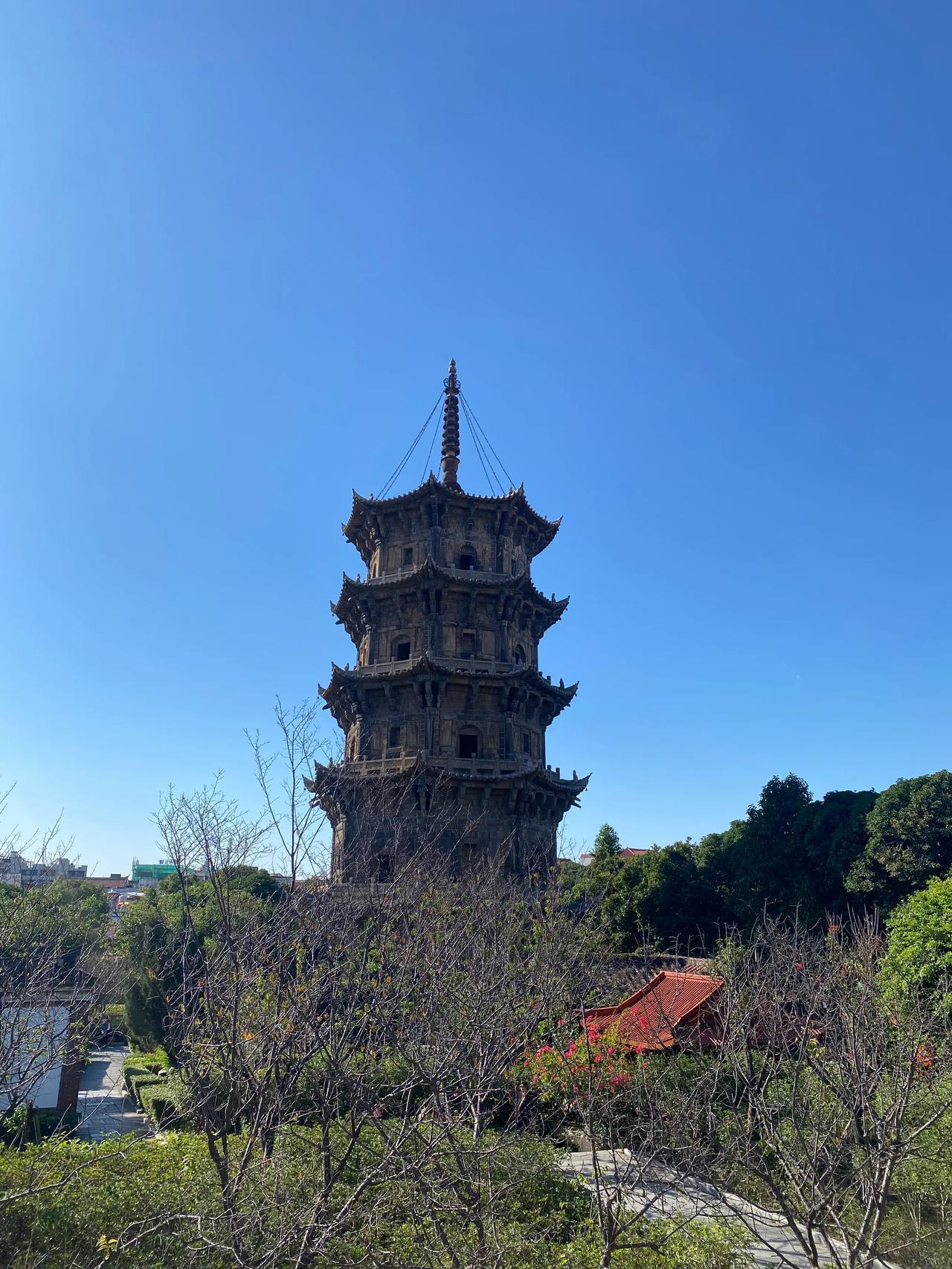 一路走来，我不优秀，但我善良不虚伪，我有话直来直去，做事坦坦荡荡。我不聪明，但我