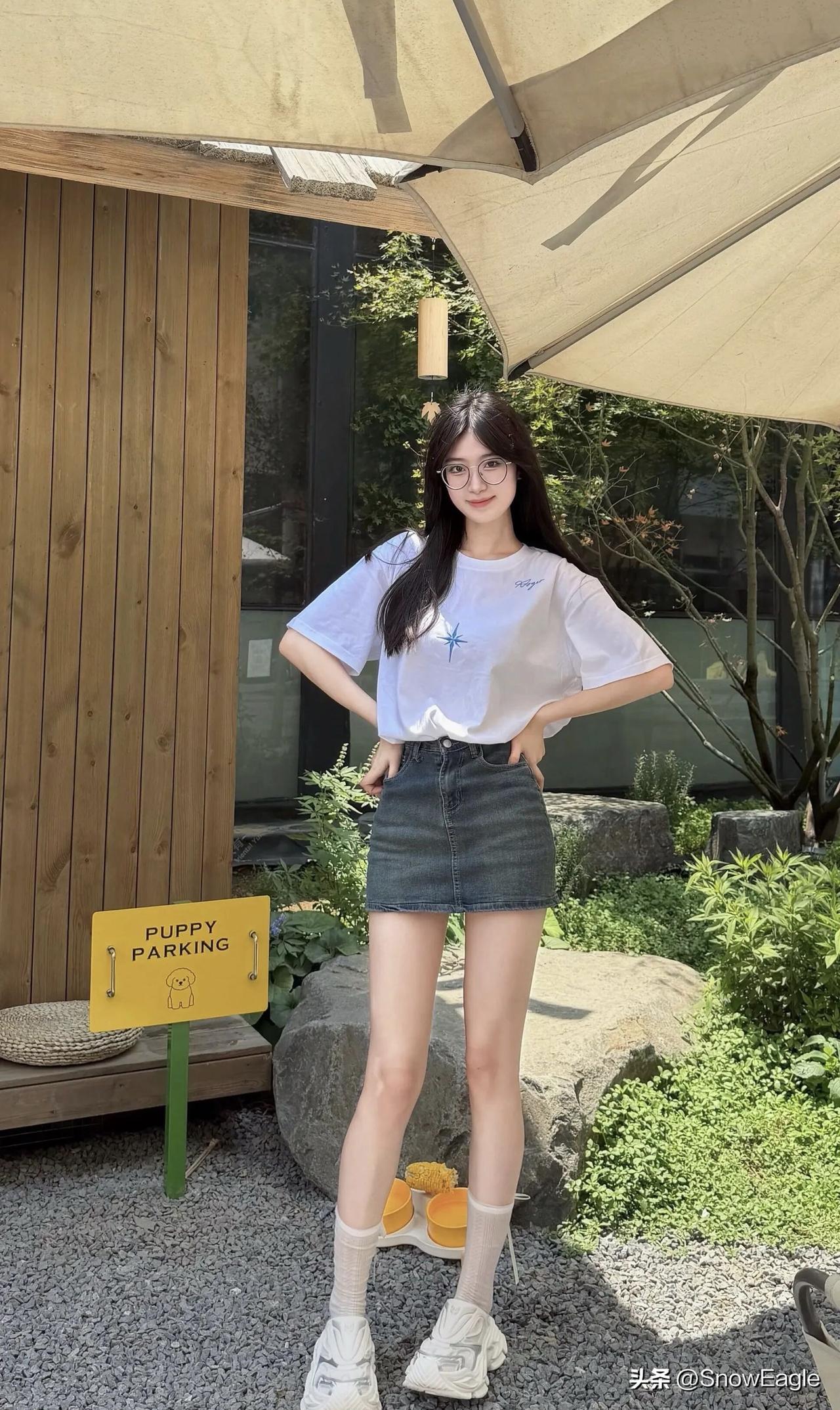元气少女在咖啡馆的悠闲时光📸✨