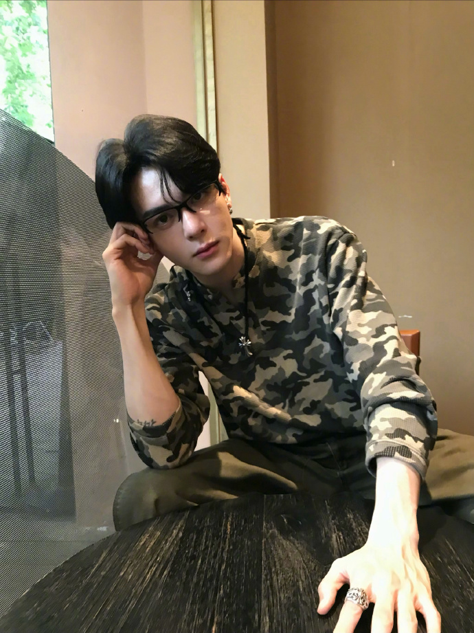 曾舜晞来广州充电了曾舜晞演示自己掐自己曾舜晞现身广州，解锁掐自己的趣味演示，用这