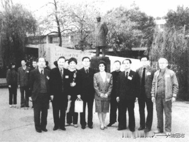 周尔鎏(左四)等在南开中学周恩来铜像前留影