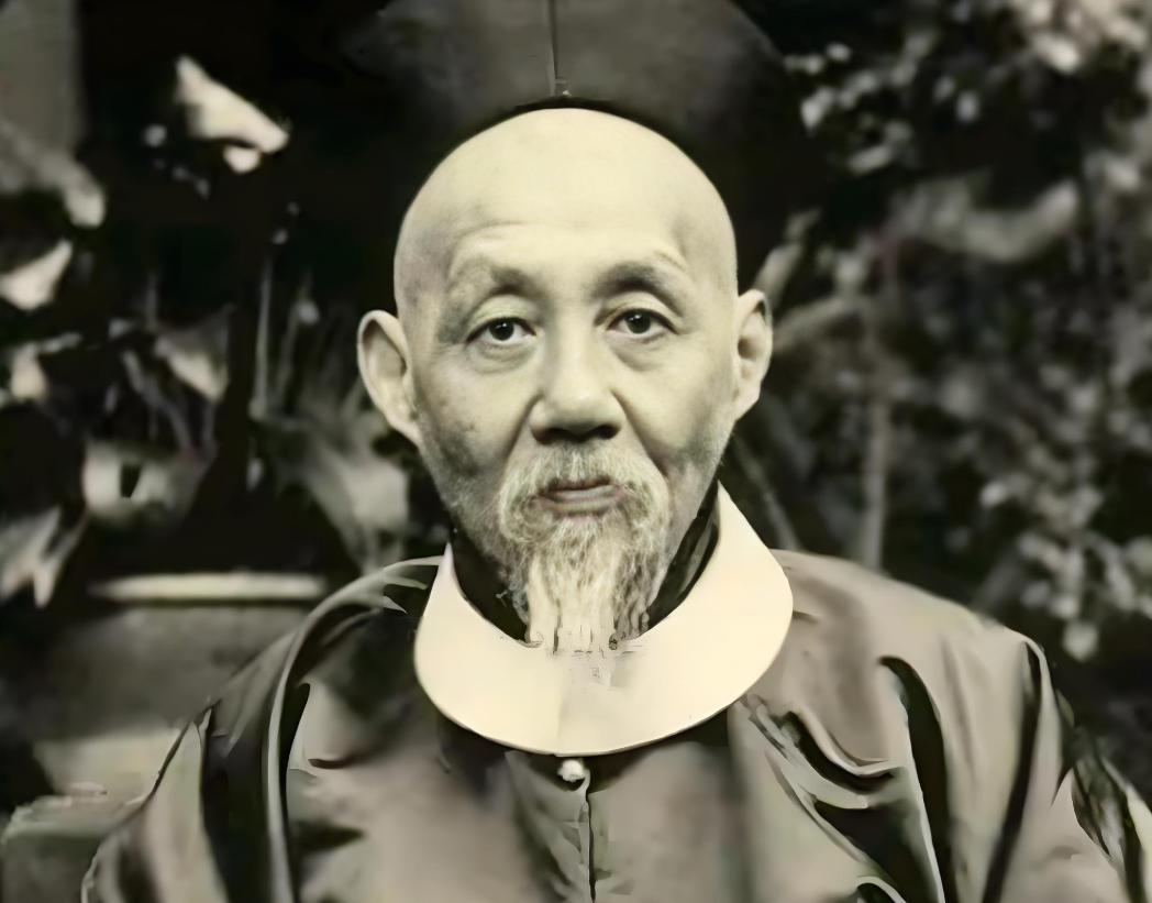 同样是状元，同样是帝师，孙家鼐就比翁同龢会做人，结局也强太多了。
孙、翁两家是有