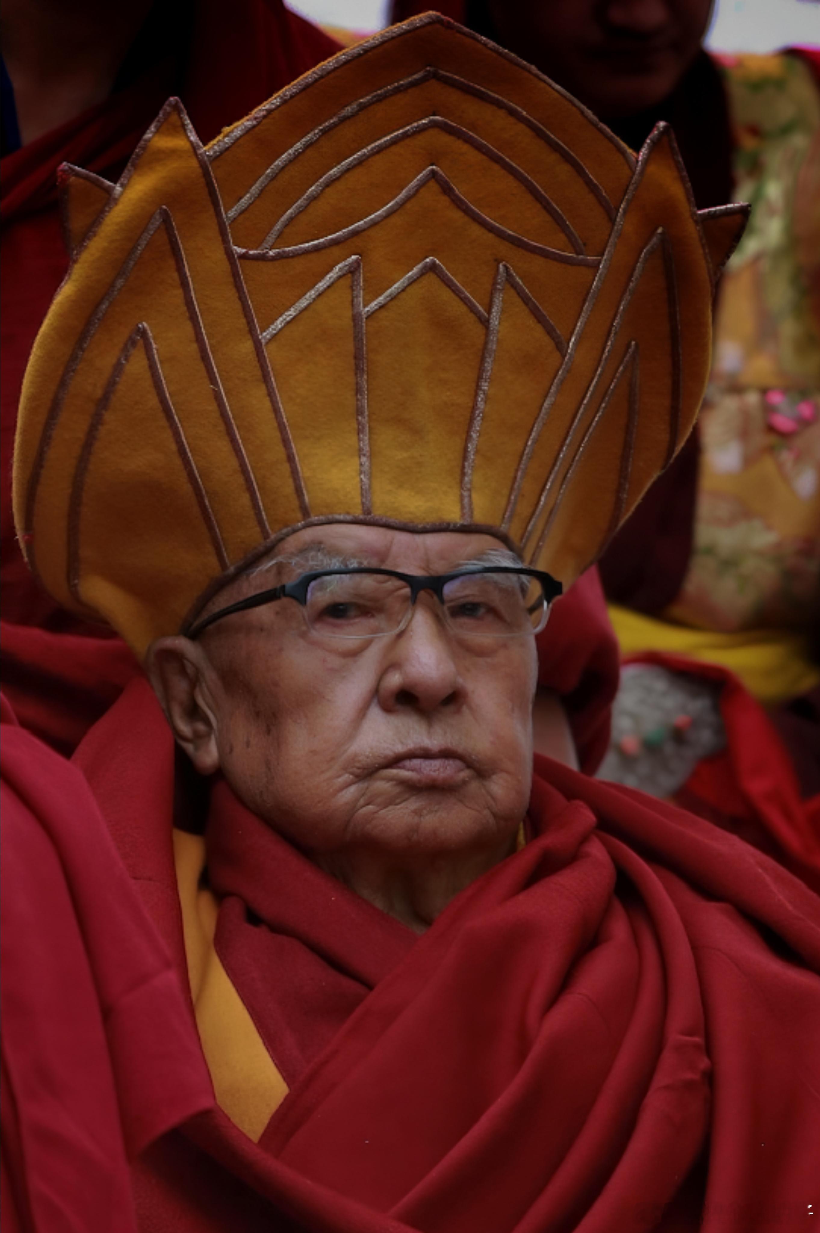 德如白玉琢心田，暗室持明不愧天；  浮名易散烟云过，唯有清芬留世间。 