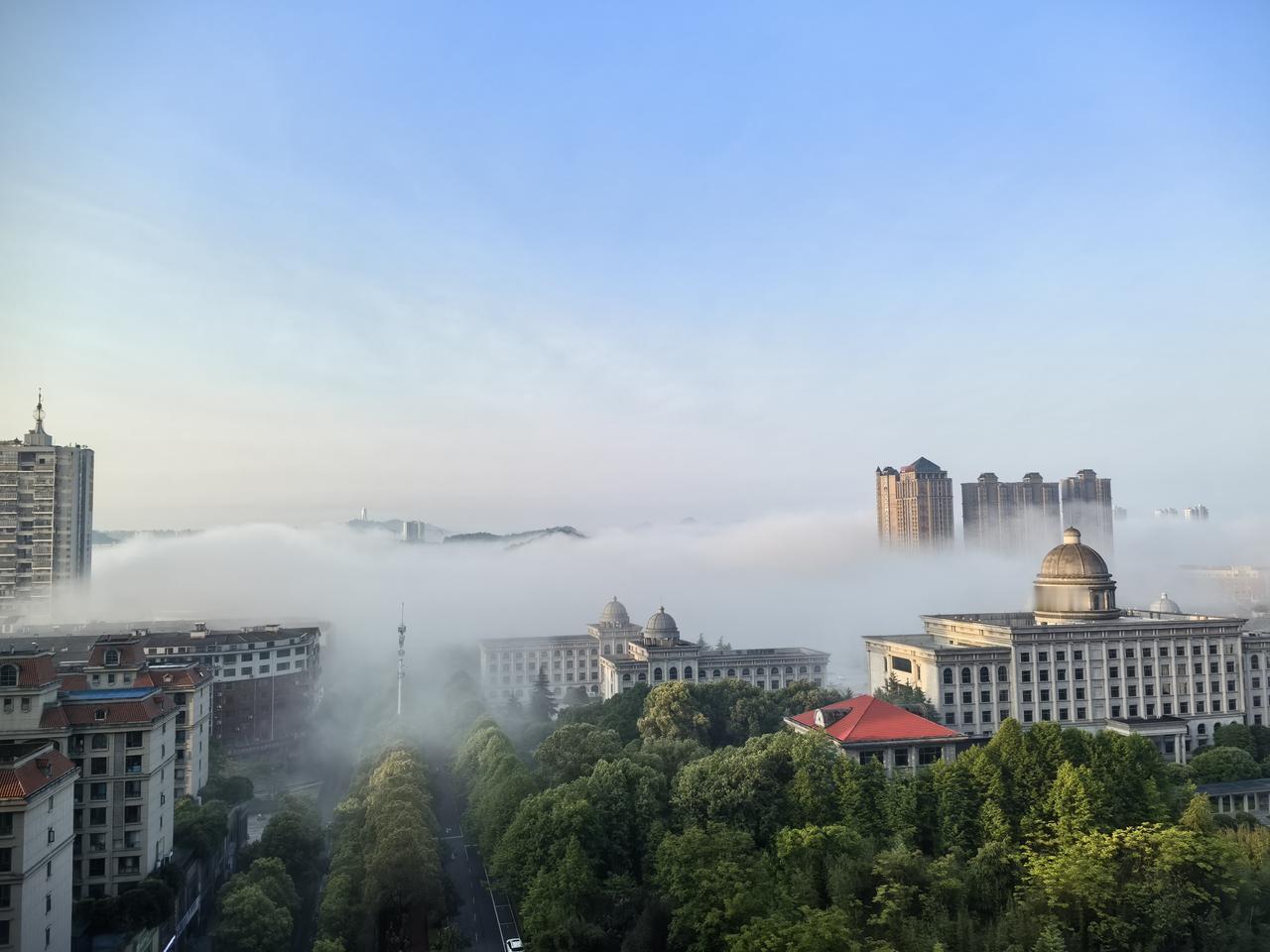湖南湘中娄底出现海市蜃楼景观
娄底，
是湖南省十四个市、州中最年轻的地级市。
是