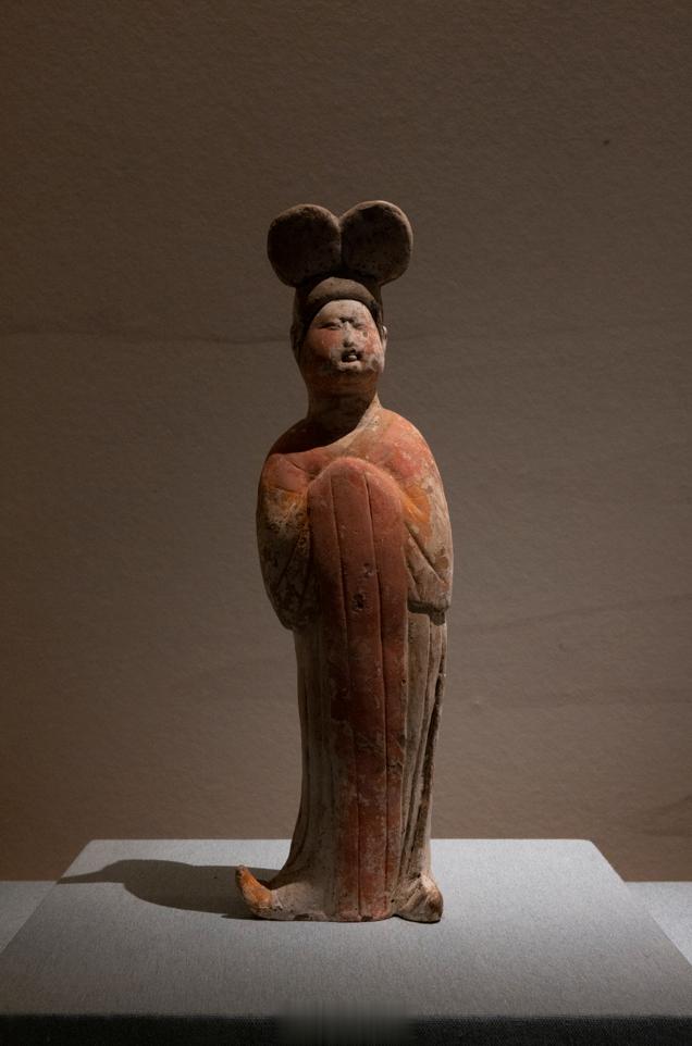 彩绘拱手女立俑Painted Pottery Female with Cuppe