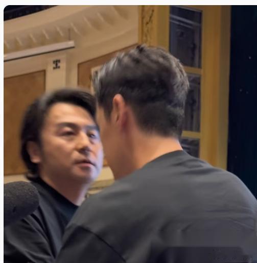 雷佳音和胡歌上台还要互相谦让一番，这也太局里局气了。 都说娱乐圈怎么样怎么样，怎