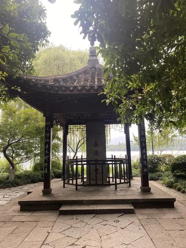 西湖边4.5平方米小亭子，一年租金284万，这收益和付出能成正比吗？还真不好说。