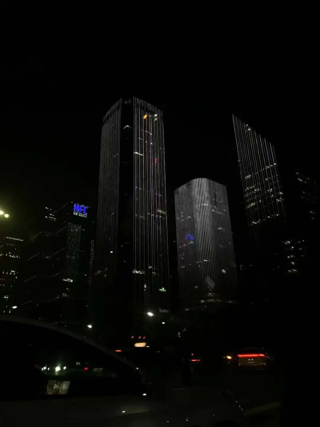 黑夜里被这俩高楼硬控住了！