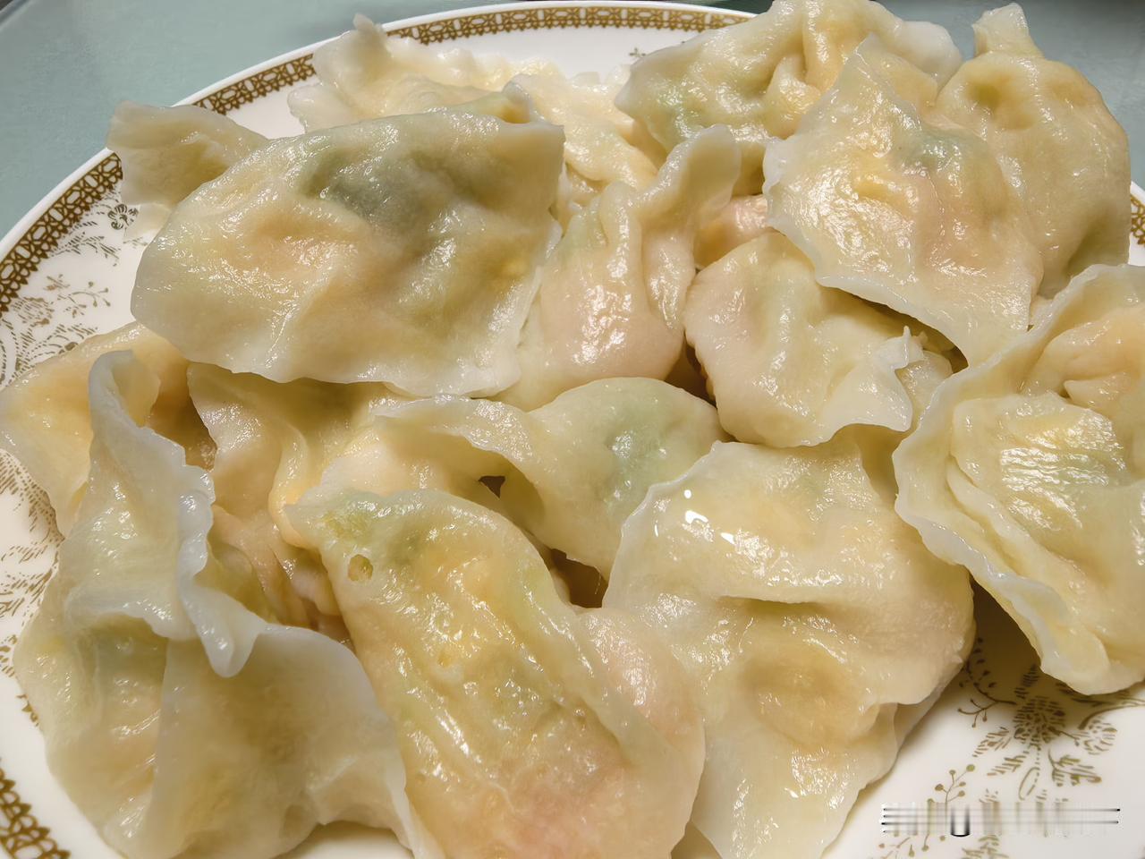 冬至吃饺子，这是东北人的约定俗成。专门包了地道的东北虾仁鸡蛋水饺，薄皮裹着大颗虾