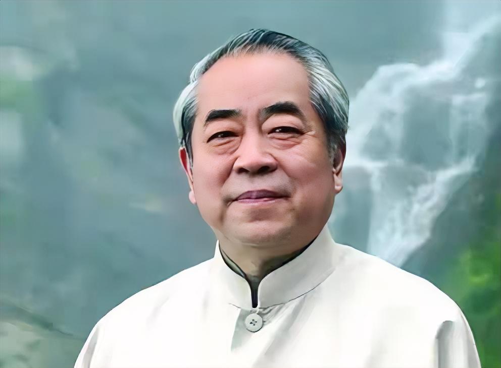 书法大师范曾一生历经四段婚姻，2024年，他与小50岁的徐萌结为夫妻。2025年