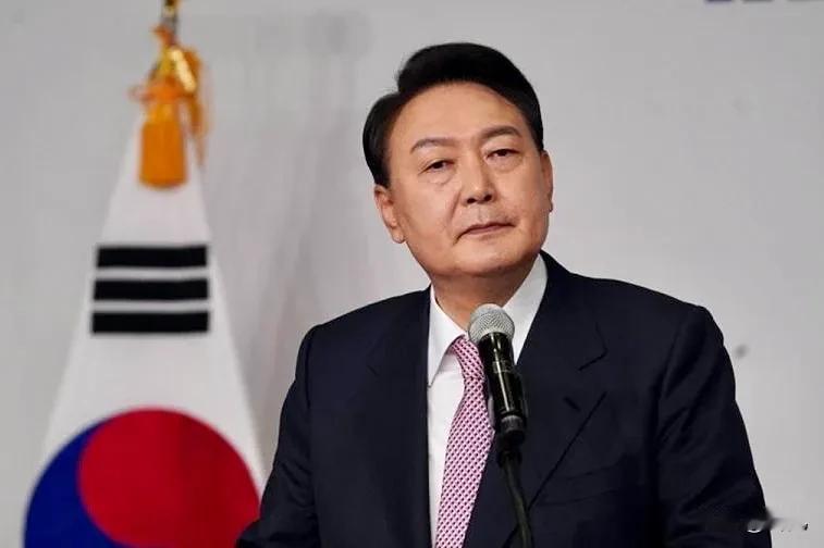 太尴尬了！韩国执政党内部开始出现争论，党首韩东勋要求尹锡悦下台、退出执政党，而亲