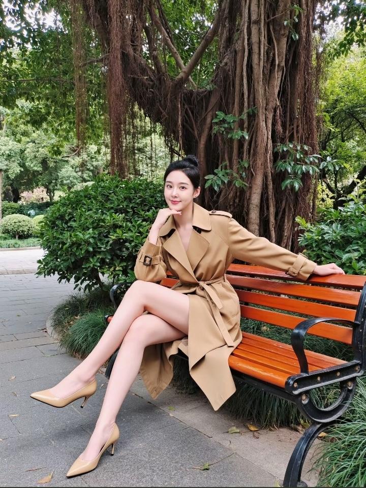 上联：春柳新桥去雁声
下联：秋松旧庭消燕影
秋风落叶归根，旧的庭院里，松下是满满