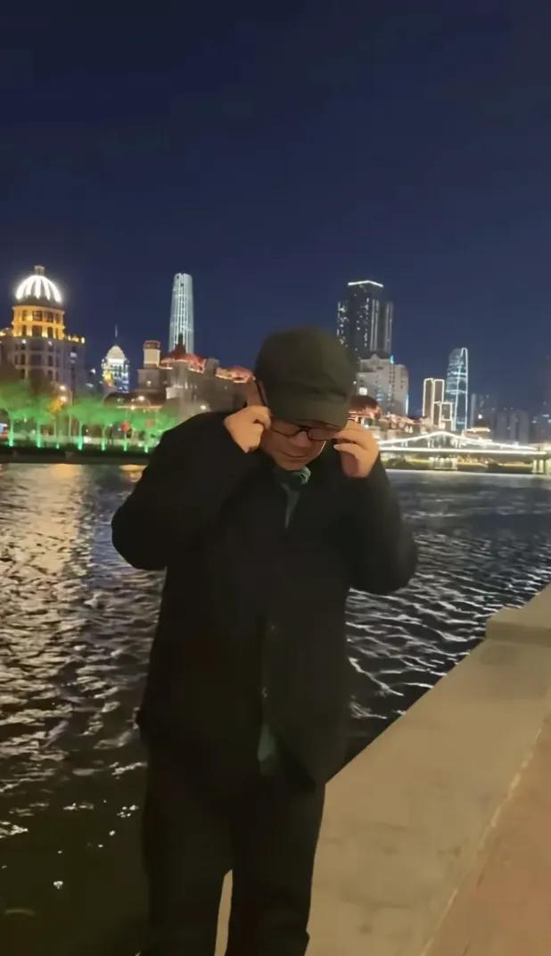 杨老五疑似被某平台封禁！

夜幕低垂，海河畔的灯光一盏盏亮起，像是天空中散落的星