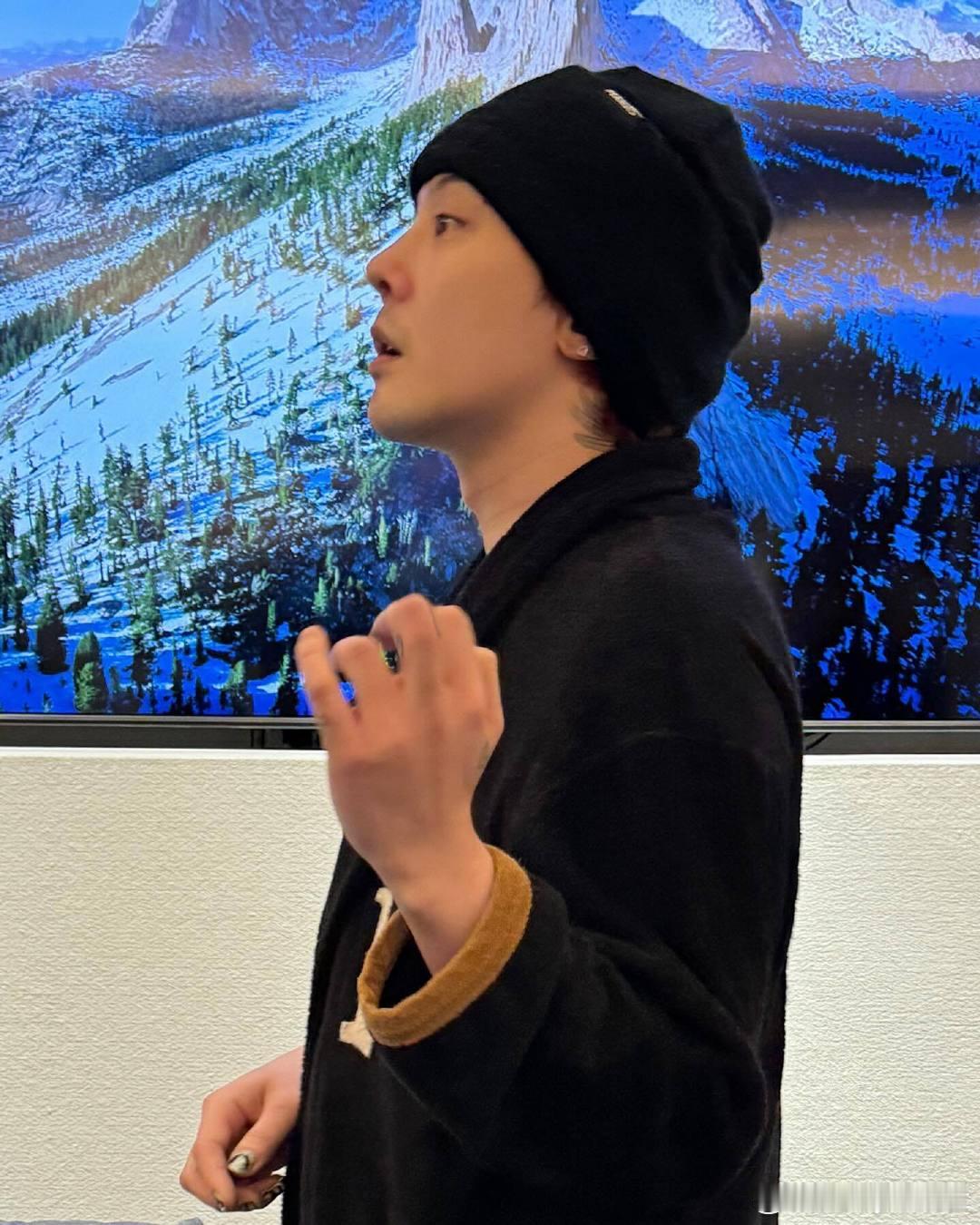 #权志龙素颜睡衣照#为啥综艺上显得那么胖，但ins照就觉得挺帅挺瘦的。。。#权志