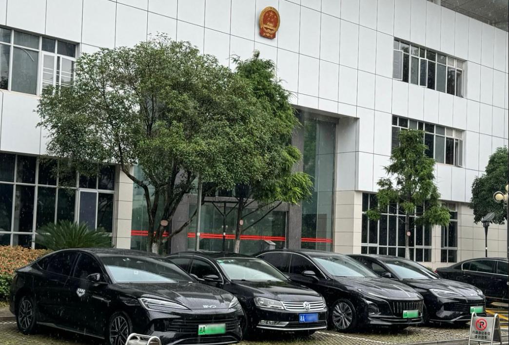 公务员都爱选比亚迪？通勤新风尚的背后原因太实在


清晨的机关大院里，悄悄兴起了