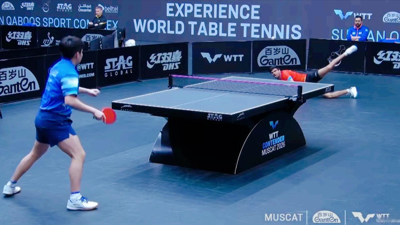 突发！林诗栋将对手晃地上了！
不过印度小哥像装了弹簧，
一下弹起来了，
还接住了