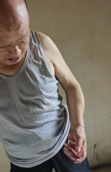 陕西汉中，35岁女子带两个孩子看望81岁外公。没想到，外公还像她小时候那样，悄悄