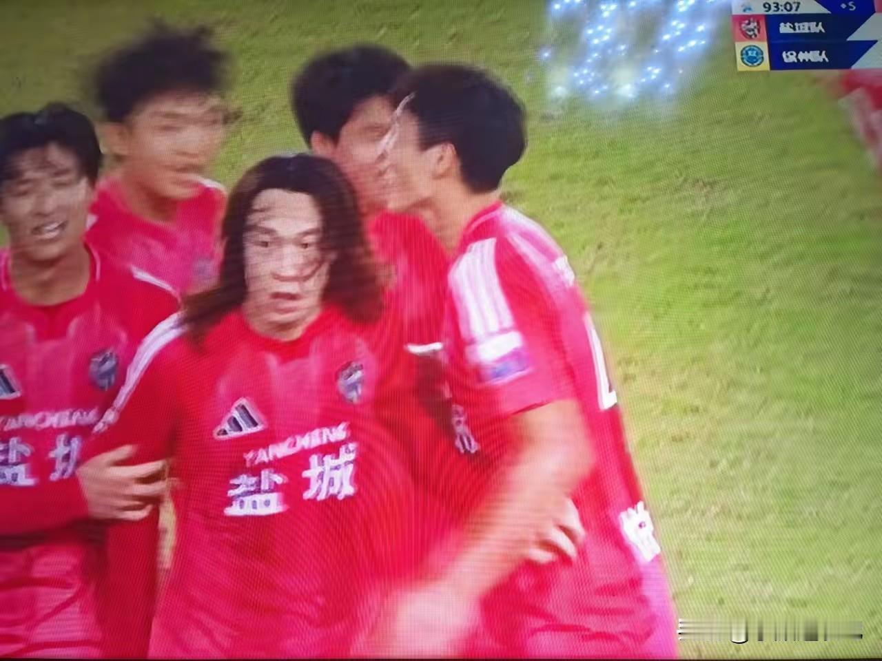 要说现阶段盐城队的最大功臣，那答案没有任何悬念——刘嘉伟 ！
 
这简直是苏超版