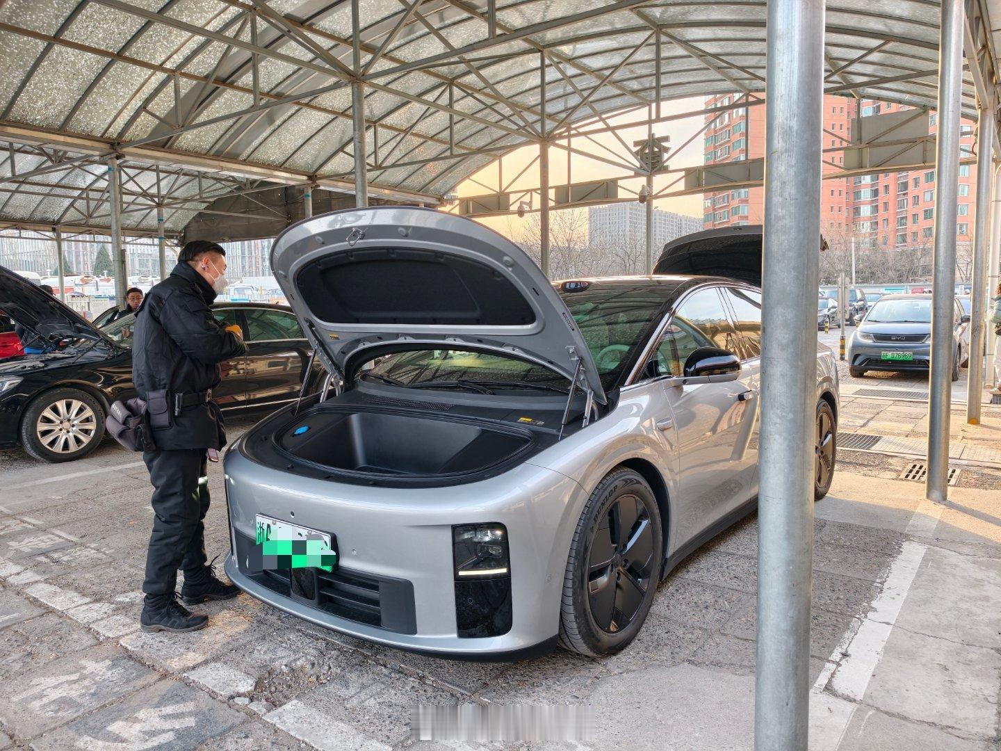 迎理想i6回京。纯电开i6好开更舒适。之前提车在外地提的就直接当地上的牌。今天把