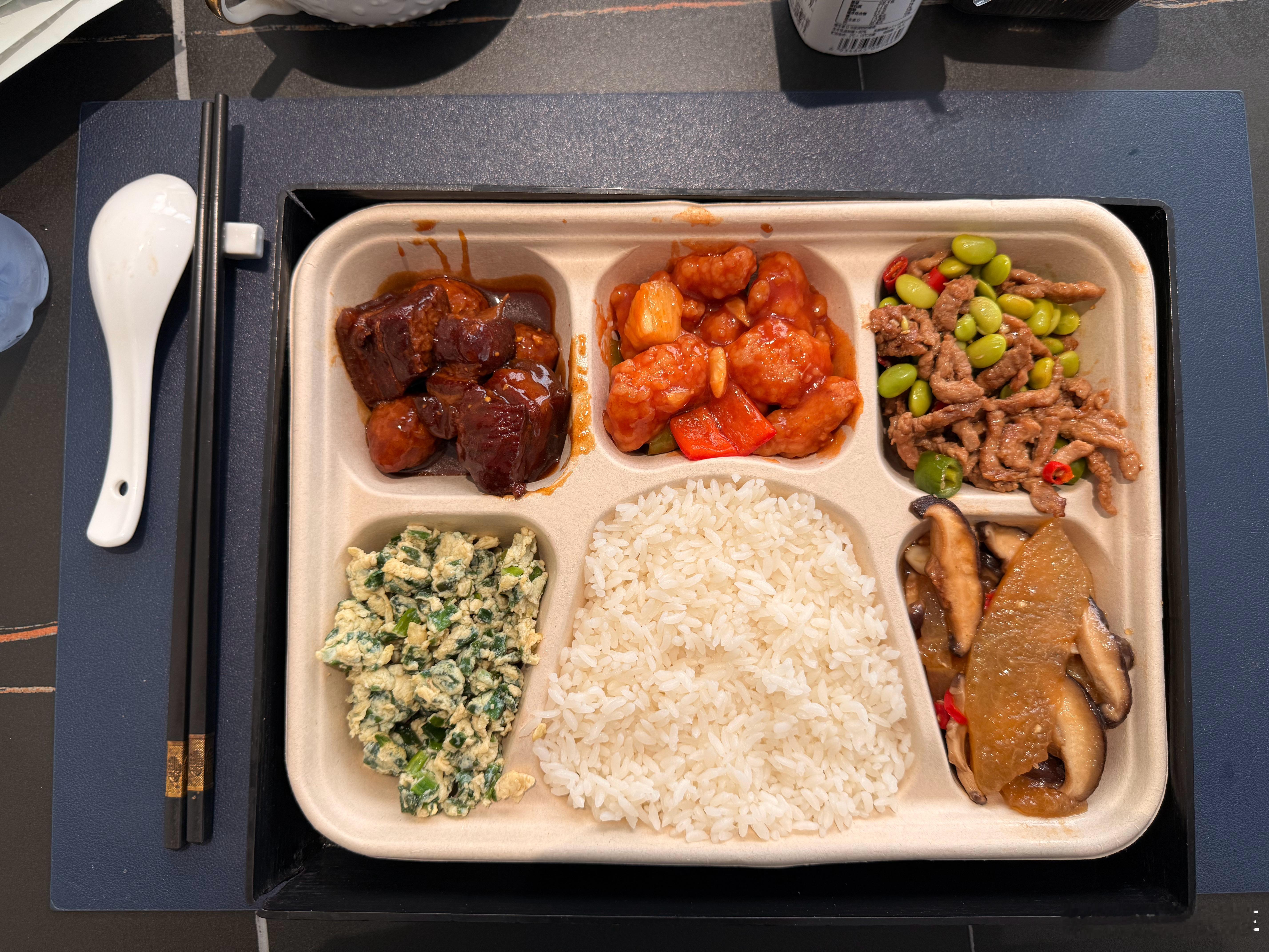 打卡一下腾势的“盒饭”[赢牛奶]虽然不是自助餐，但是还蛮好吃～[666]车主来保