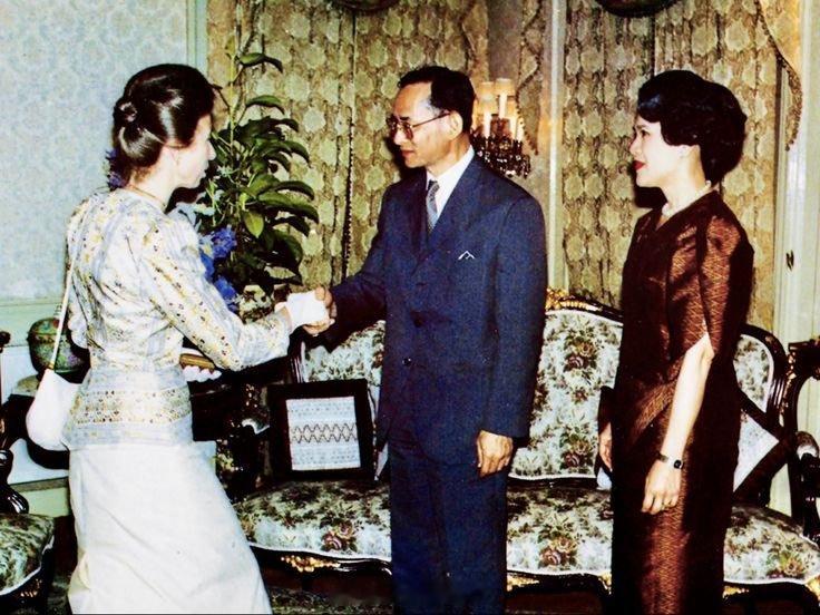 英国王室[超话]  1979年，安妮公主在泰国曼谷拜访泰国的普密蓬·阿杜德国王（