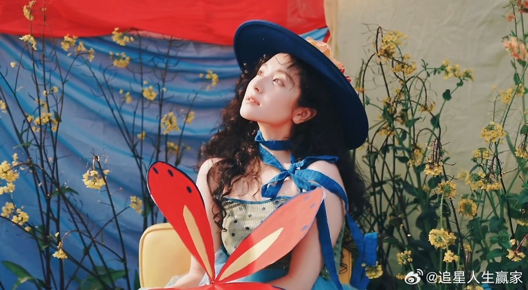 李兰迪出道十六周年营业大片，油画中的少女，明媚热烈的生命力！ 