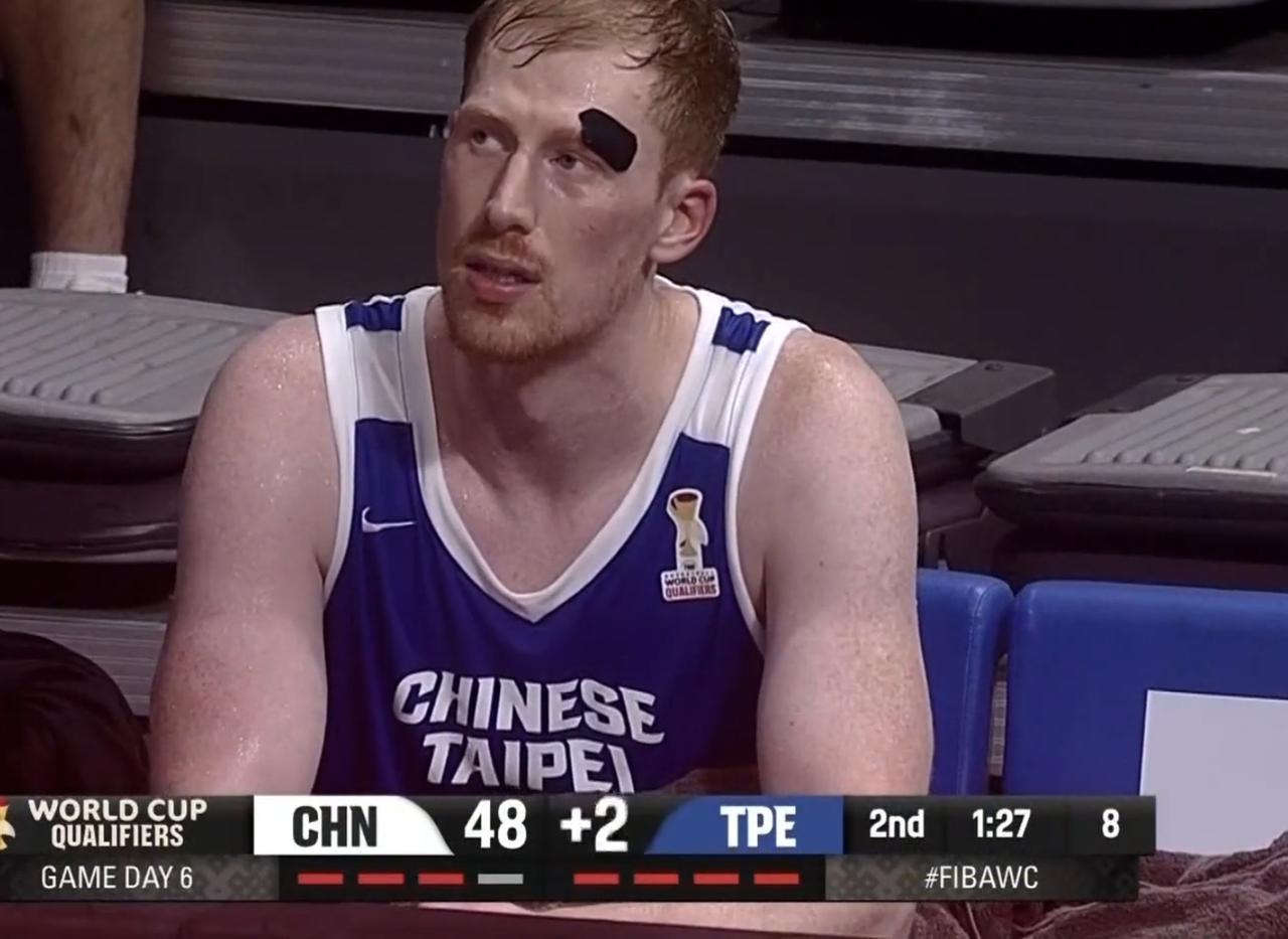 中国男篮今天上半场的防守非常好！非常强硬！防得台北队的规化中锋高柏铠由于犯规问题