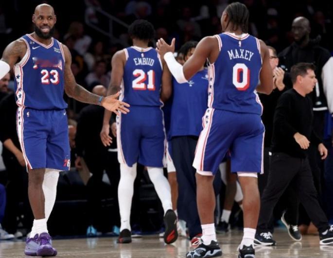NBA常规赛，76人对阵骑士的比赛中，出现了非常奇葩的一幕。这场比赛再次重演了昨