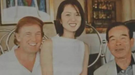 1995年，49岁的特朗普身处香港，怀中抱着一位神秘的中国女人，慵懒的坐在他的腿