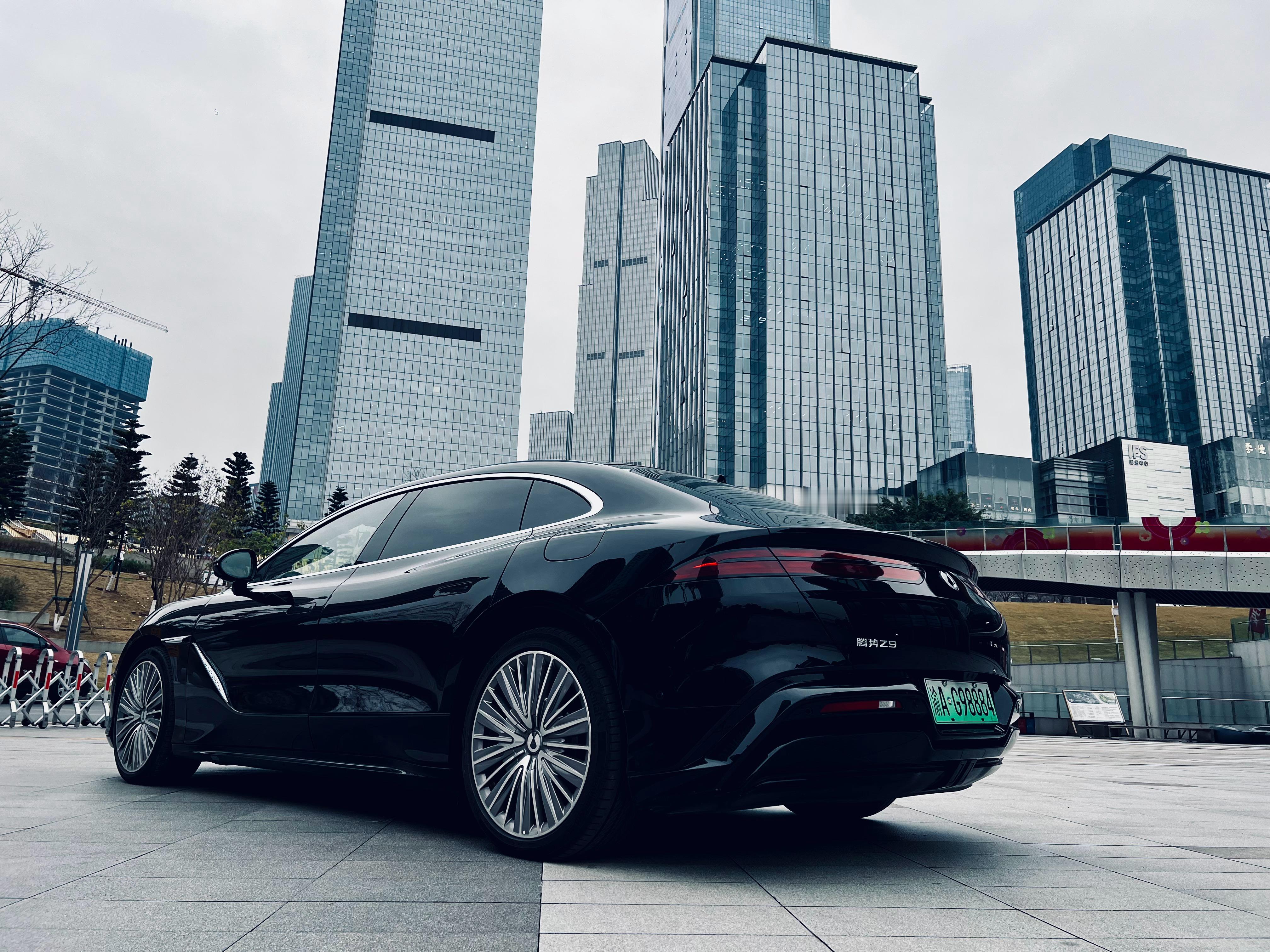 大v聊车腾势z9 上一次体验Z9 GT，我说“开比坐强”。今天又试了一下三厢，整