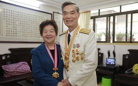 1971年，24岁的女干部 李玉枝 执意嫁给一级伤残战斗英雄，可她却在新婚之夜，