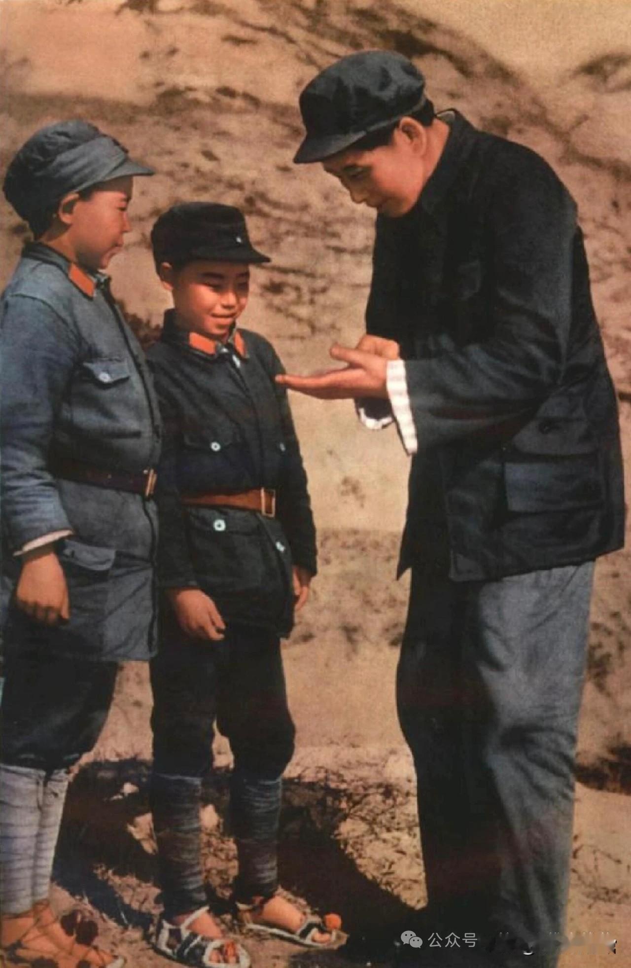 延安时期，毛主席俯身关怀小红军，亲切交谈问询，饱含温情，悉心呵护少年革命战士。