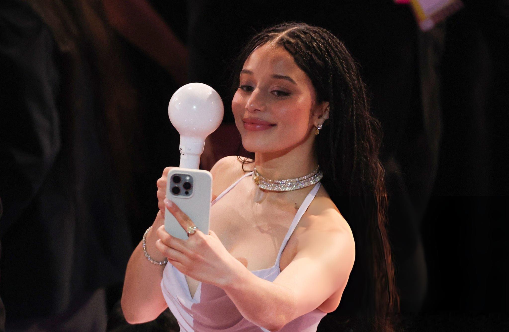 蔡斯·英菲尼迪在第98届奥斯卡颁奖典礼上和荧光棒的合照 