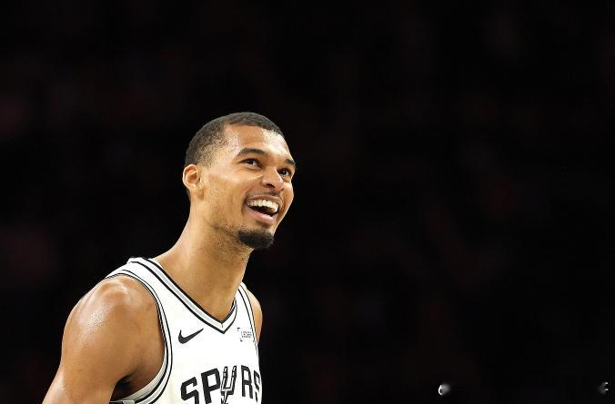 日前参加播客节目《To The Baha》时，前NBA球员西奥·平森表示，文班比