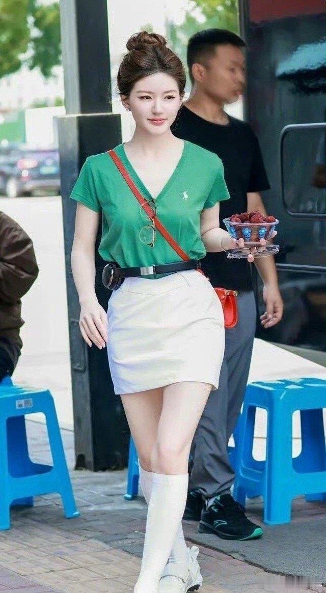 赵露思，耳机都可以当腰带了…女明星的腰都这么细吗 