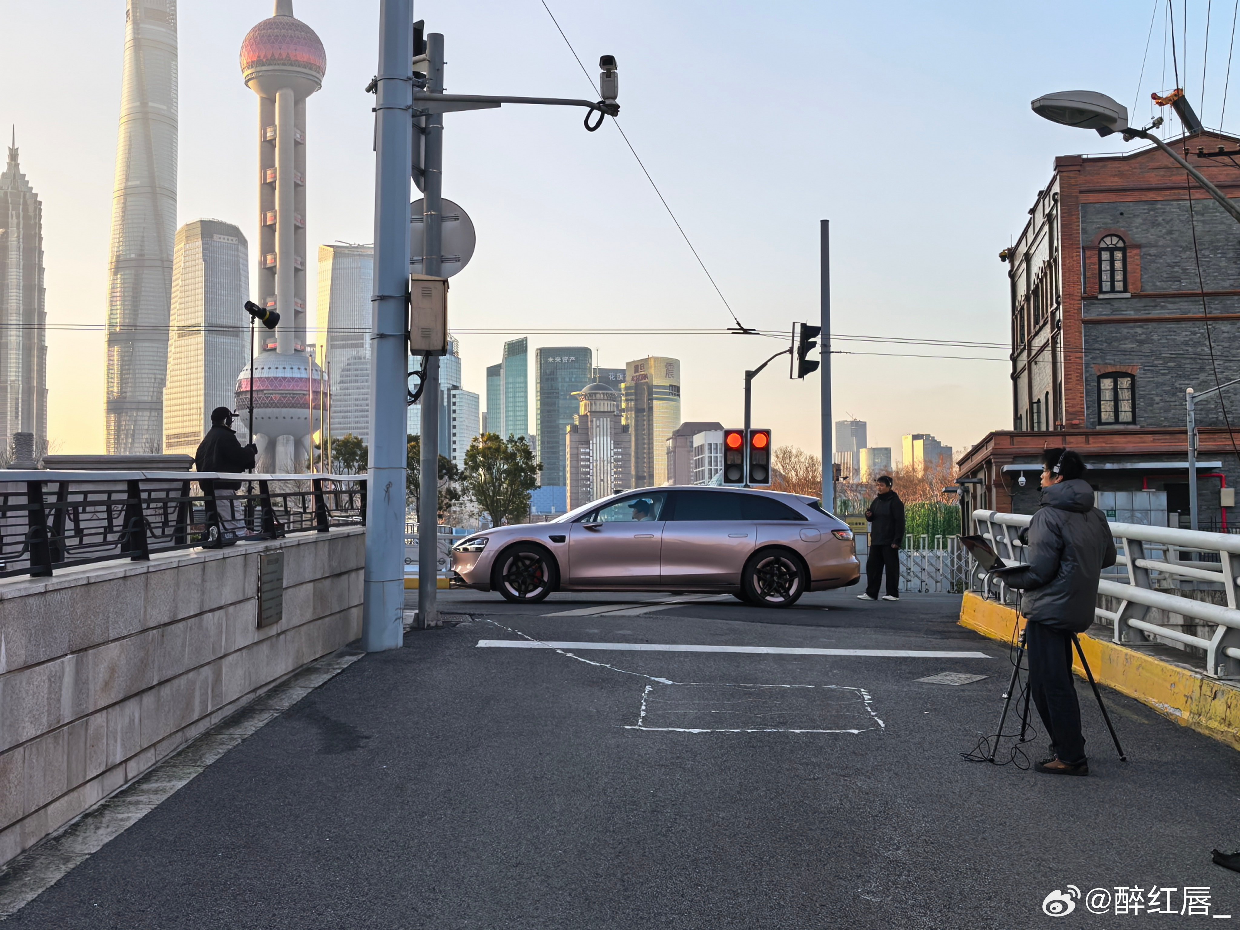 享界S9T粉色实车曝光没想到粉色这么和谐，实车比想象中更高级，配上上海的春天，氛