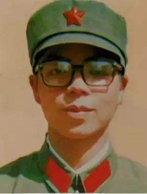 1984年，老山战斗中，陈洪远和部队失联，却误打误撞闯入越军阵地，他暗道：“既然