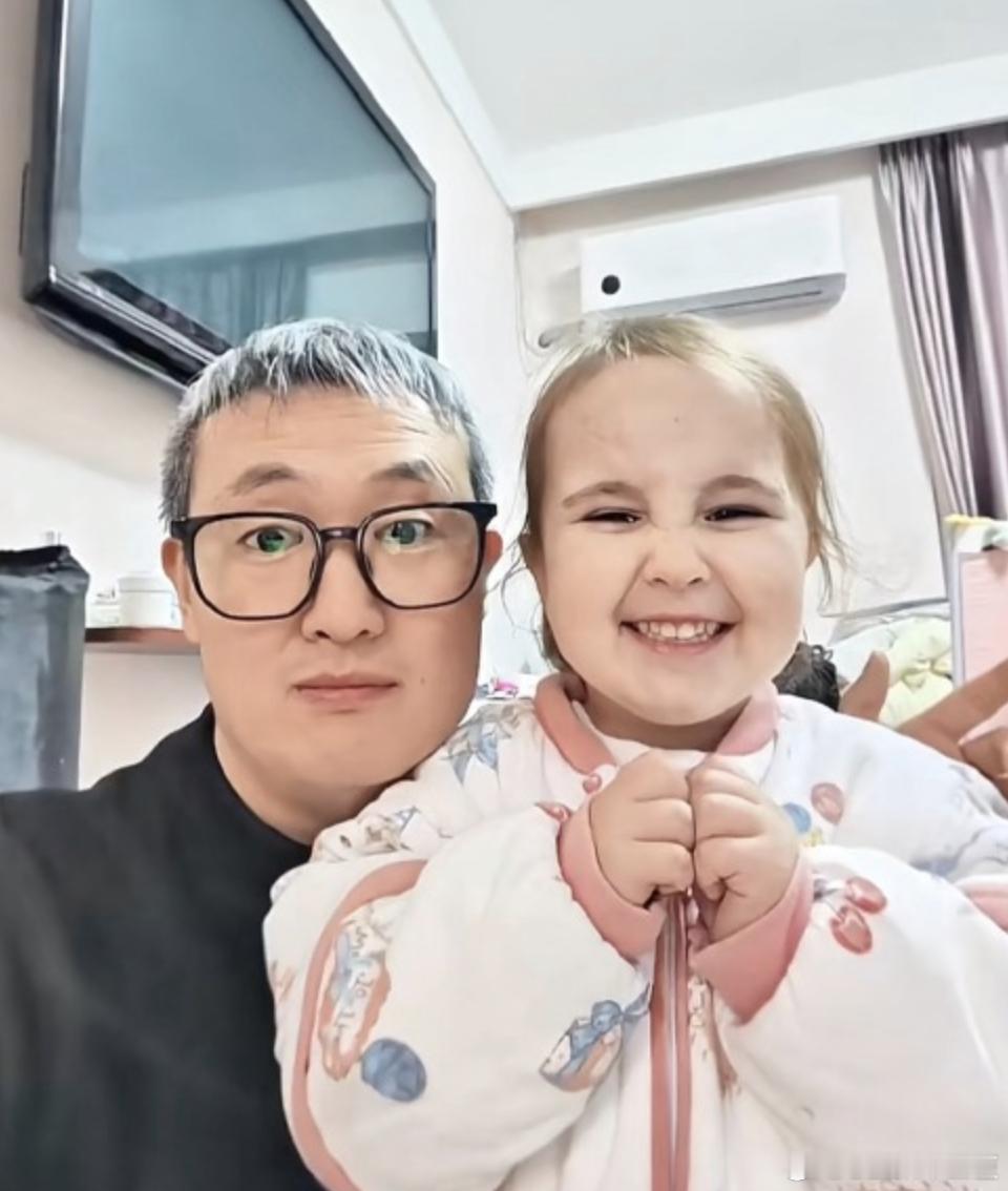 中国夫妻的金发碧眼女儿鉴定为亲生有这个基因，返祖也很正常，不过看父女俩的脸型，亲