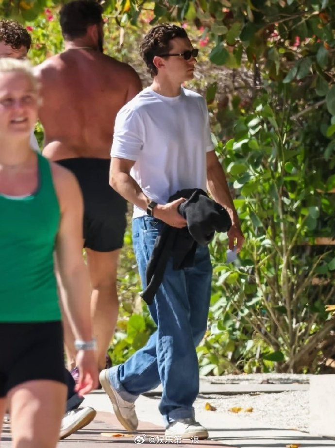 荷兰弟婚后首亮相荷兰弟婚后首现身 荷兰弟婚后首亮相，白T、牛仔裤现身迈阿密海滩边