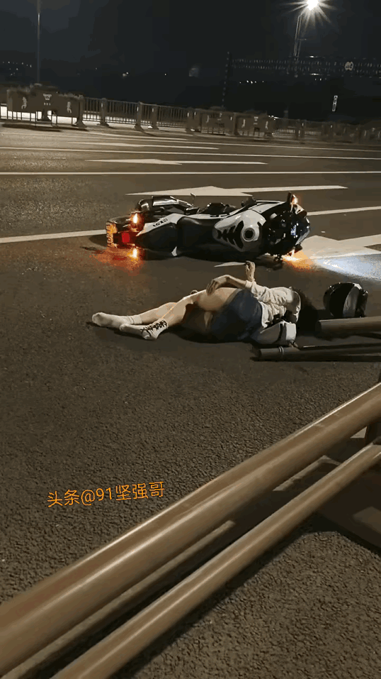 机车网红的滑铁卢
网红翻车大瓜 摩托顶流赛事 顶流网红翻车 机车侧脸照 重庆网红