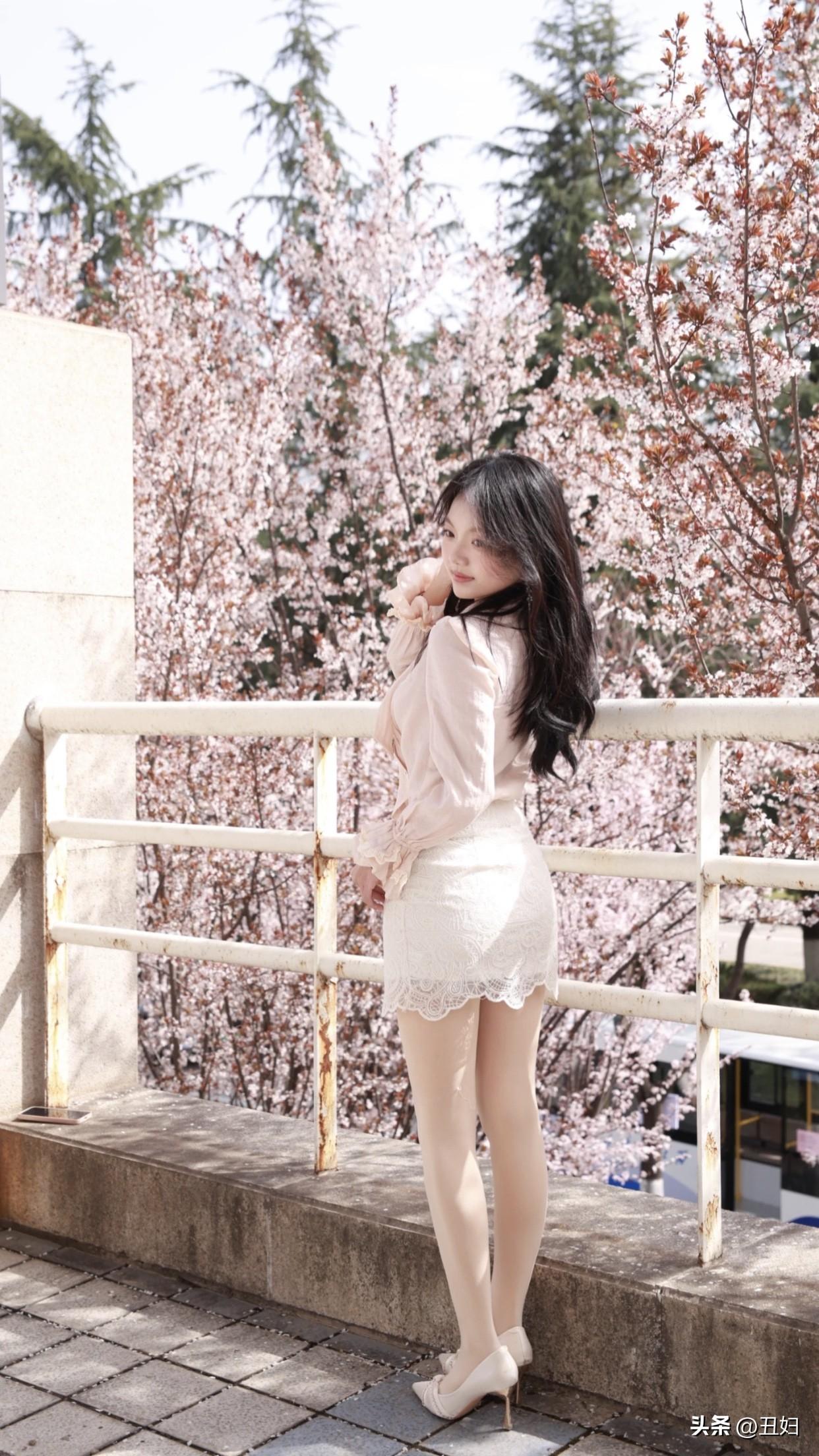 她们用温柔的姿态，愣是拍出了少女感，每一个姿势都漂亮得不像话，又仙又美，完全看不